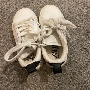 Toddler white sneaker